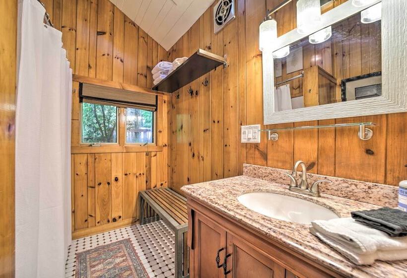 Tranquil Highlands Cottage With Fire Pit & Stream!