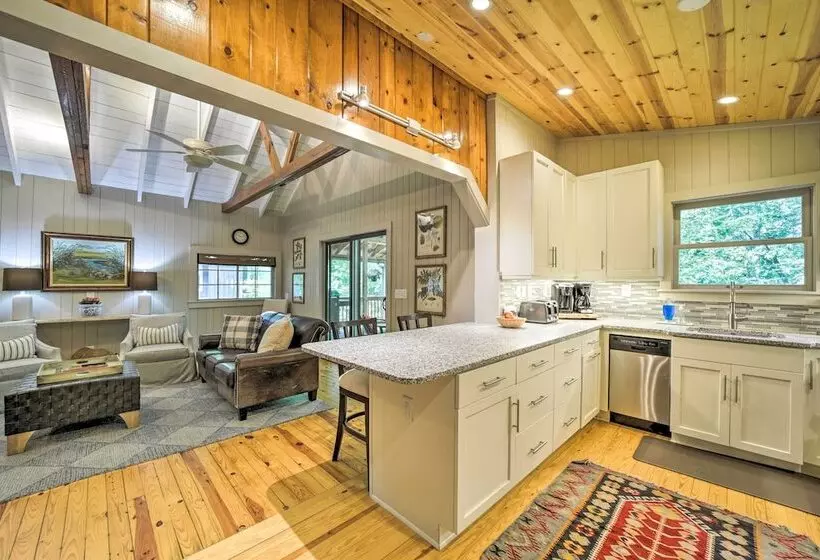 Tranquil Highlands Cottage With Fire Pit & Stream!
