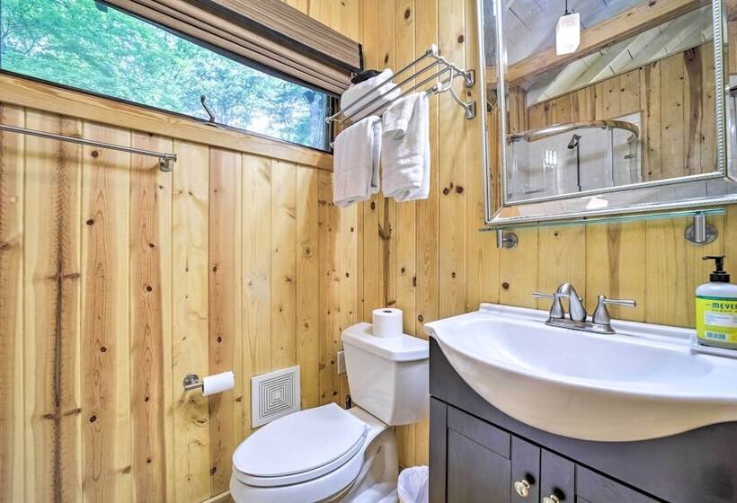 Tranquil Highlands Cottage With Fire Pit & Stream!