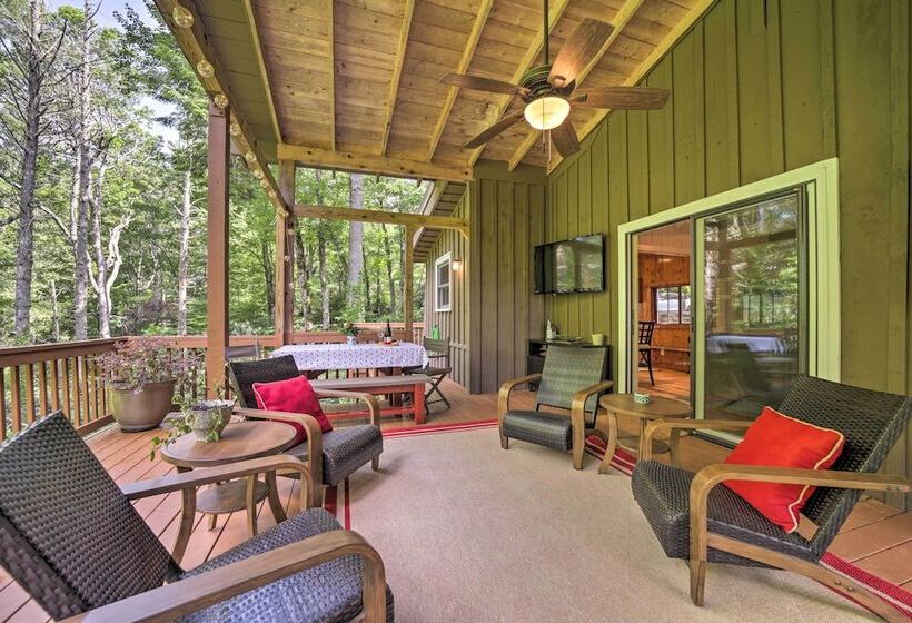 Tranquil Highlands Cottage With Fire Pit & Stream!