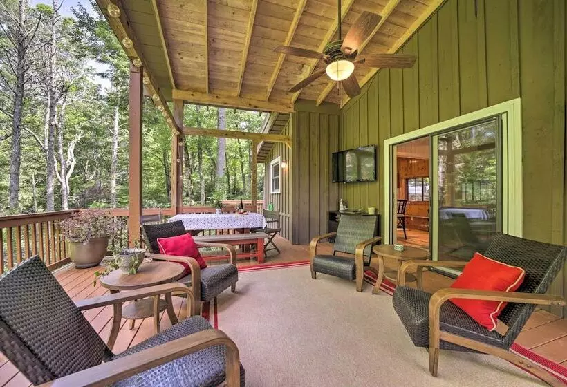 Tranquil Highlands Cottage With Fire Pit & Stream!
