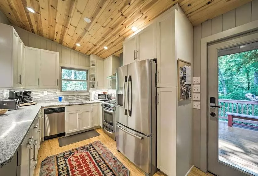Tranquil Highlands Cottage With Fire Pit & Stream!