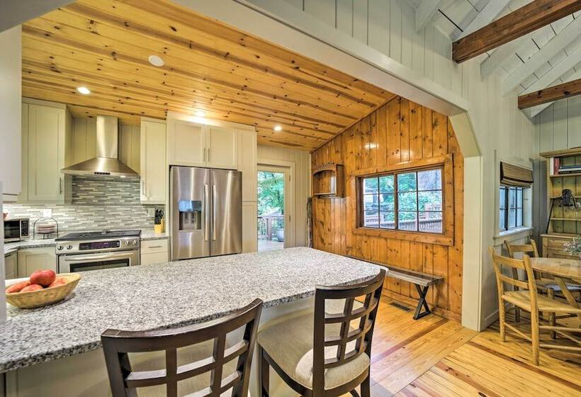 Tranquil Highlands Cottage With Fire Pit & Stream!