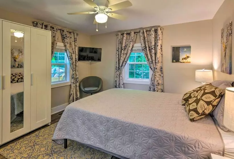 Breathtaking Views: Unique Chimney Rock Cottage!