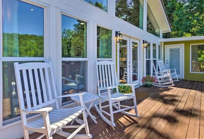 Breathtaking Views: Unique Chimney Rock Cottage!