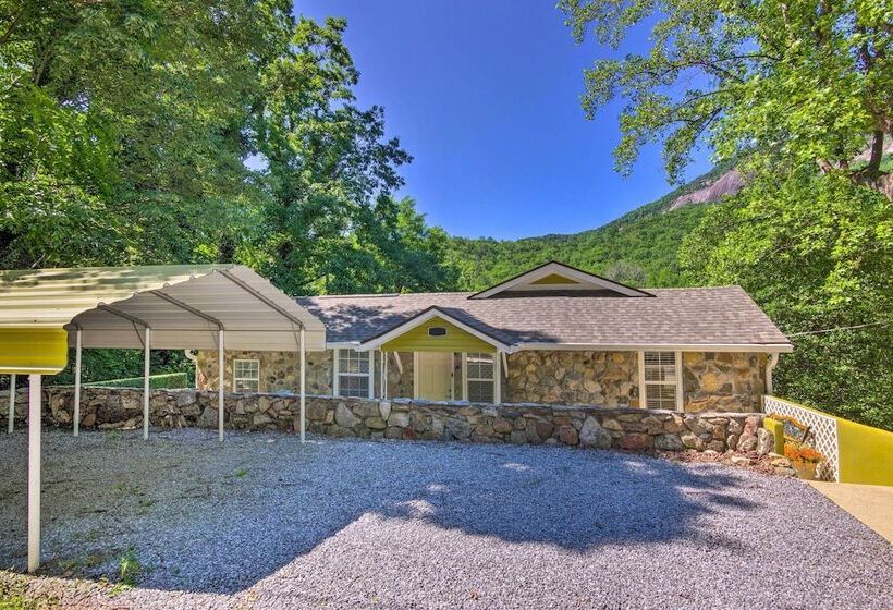 Breathtaking Views: Unique Chimney Rock Cottage!