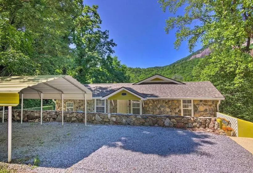Breathtaking Views: Unique Chimney Rock Cottage!