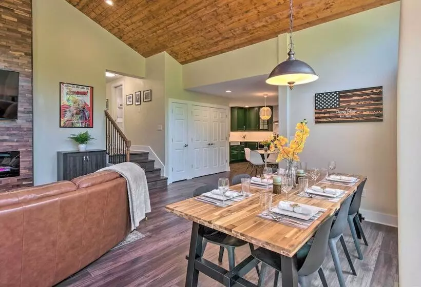 Breathtaking Views: Unique Chimney Rock Cottage!