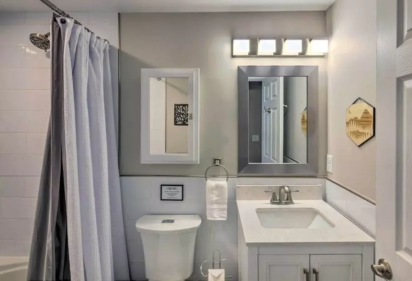 Breathtaking Views: Unique Chimney Rock Cottage!