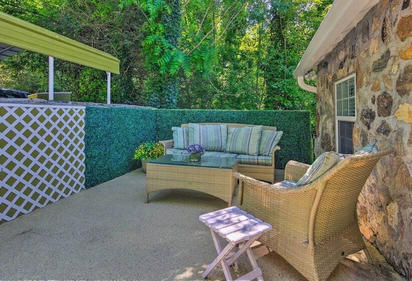 Breathtaking Views: Unique Chimney Rock Cottage!