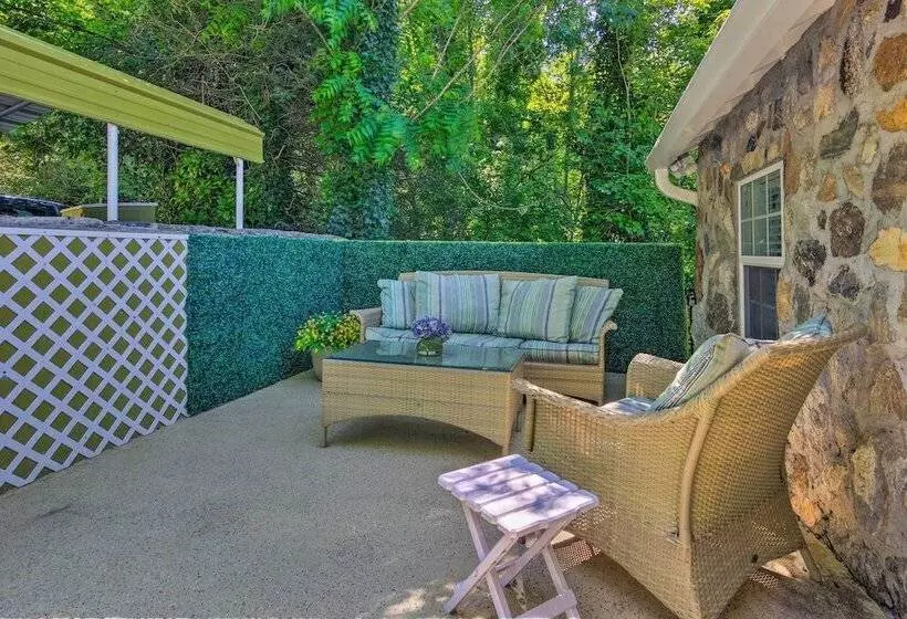 Breathtaking Views: Unique Chimney Rock Cottage!