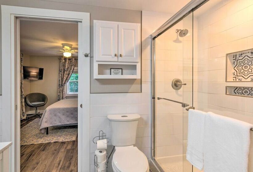 Breathtaking Views: Unique Chimney Rock Cottage!