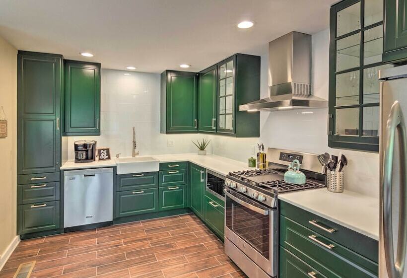 Breathtaking Views: Unique Chimney Rock Cottage!