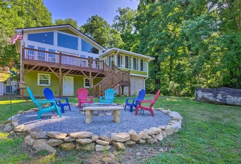 Breathtaking Views: Unique Chimney Rock Cottage!