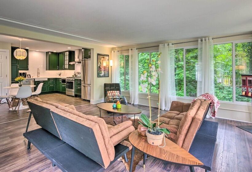 Breathtaking Views: Unique Chimney Rock Cottage!