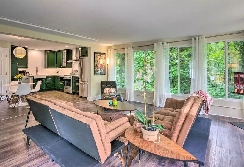 Breathtaking Views: Unique Chimney Rock Cottage!