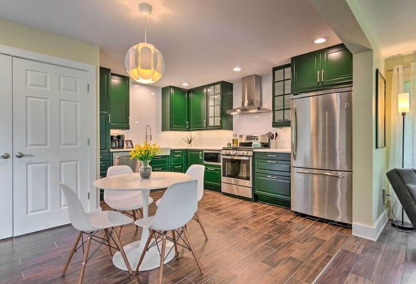 Breathtaking Views: Unique Chimney Rock Cottage!