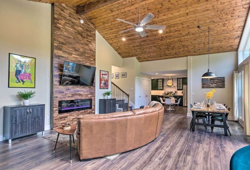 Breathtaking Views: Unique Chimney Rock Cottage!