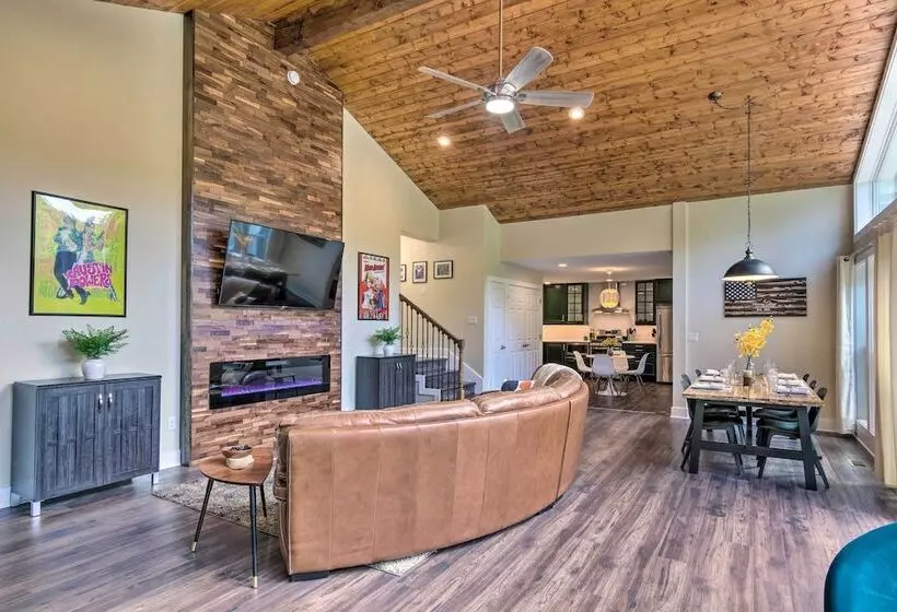 Breathtaking Views: Unique Chimney Rock Cottage!