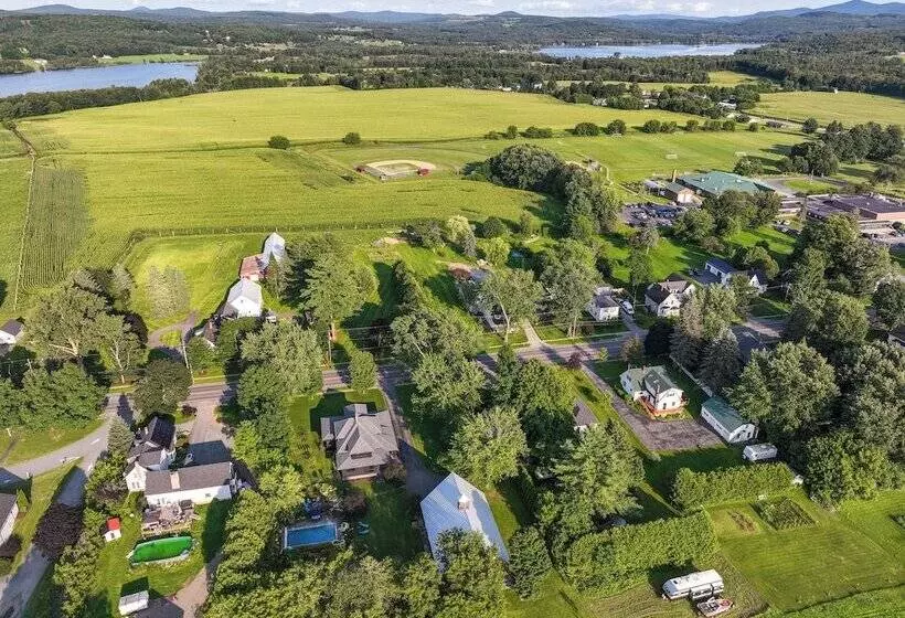 Upscale Arts + Crafts Bungalow W/ Yard, Pool!