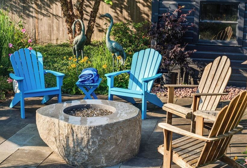 Upscale Arts + Crafts Bungalow W/ Yard, Pool!