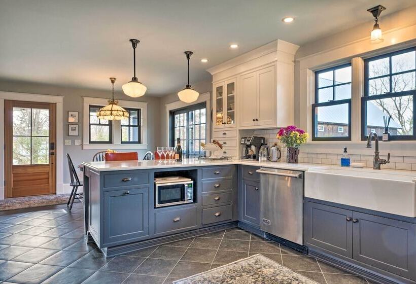 Upscale Arts + Crafts Bungalow W/ Yard, Pool!