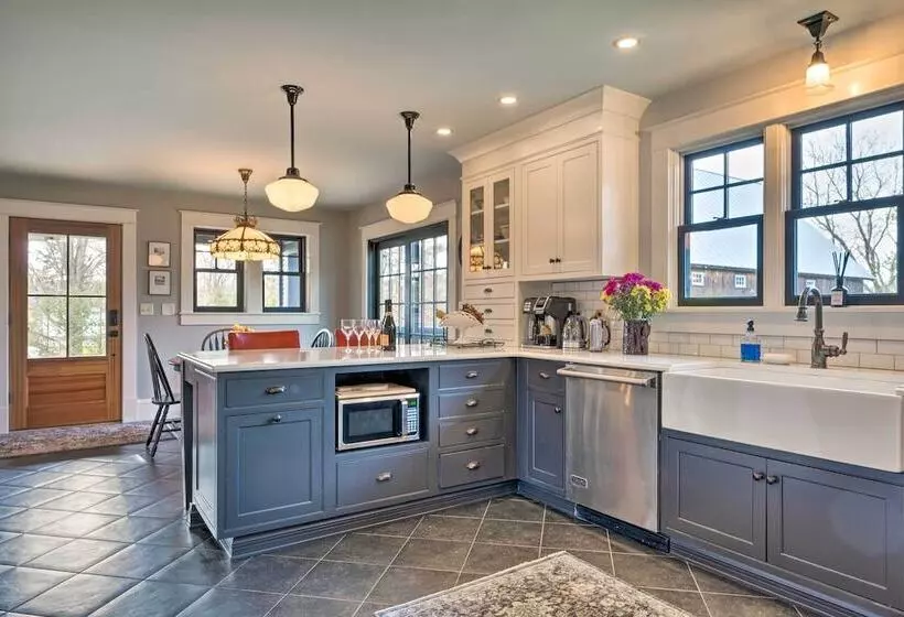 Upscale Arts + Crafts Bungalow W/ Yard, Pool!