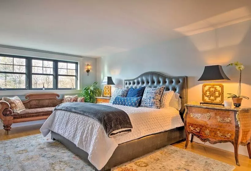 Upscale Arts + Crafts Bungalow W/ Yard, Pool!