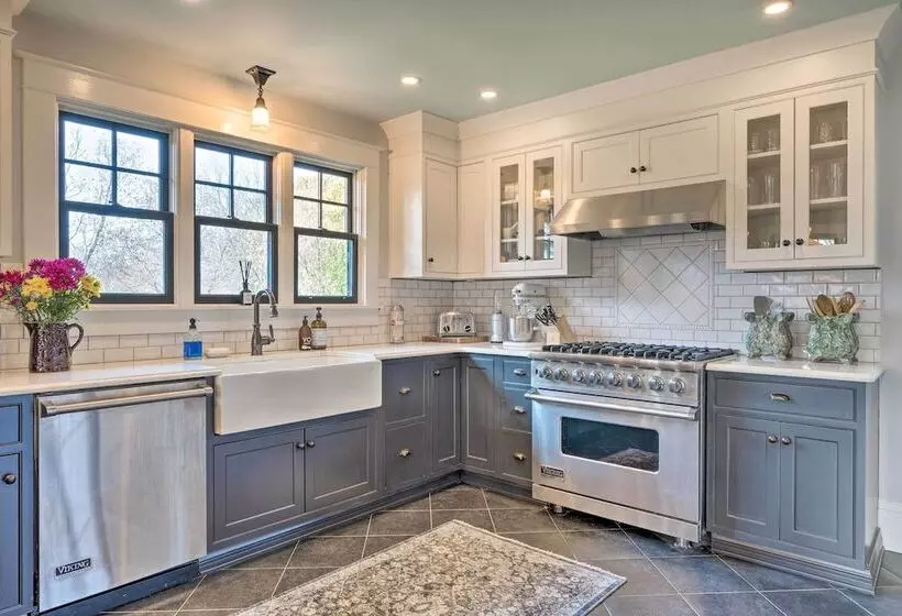 Upscale Arts + Crafts Bungalow W/ Yard, Pool!