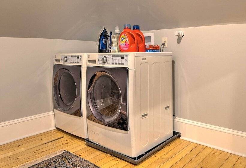 Upscale Arts + Crafts Bungalow W/ Yard, Pool!