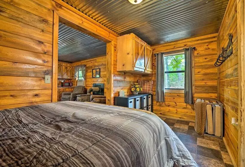 Wright City Cabin W/ Fire Pit + Forest Views!