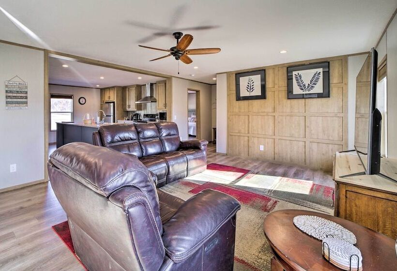 Bright Bernice Home W/ Yard, Close To Marinas!