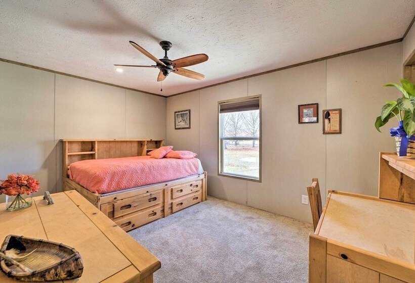 Bright Bernice Home W/ Yard, Close To Marinas!