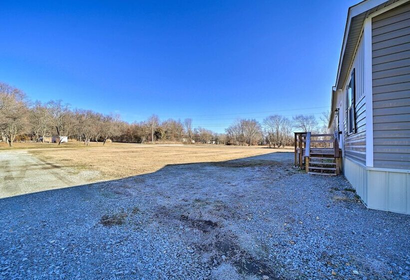 Bright Bernice Home W/ Yard, Close To Marinas!