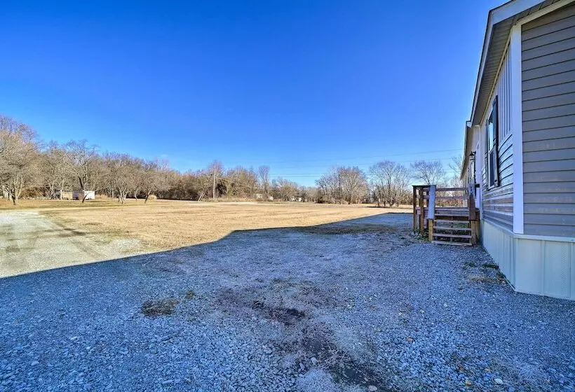 Bright Bernice Home W/ Yard, Close To Marinas!