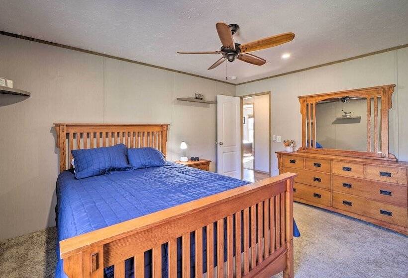 Bright Bernice Home W/ Yard, Close To Marinas!