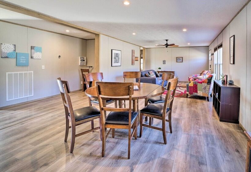 Bright Bernice Home W/ Yard, Close To Marinas!