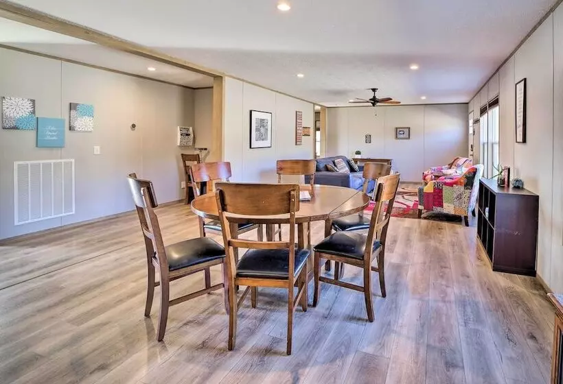 Bright Bernice Home W/ Yard, Close To Marinas!