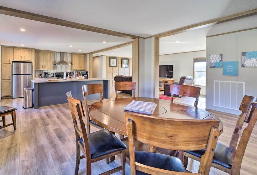 Bright Bernice Home W/ Yard, Close To Marinas!