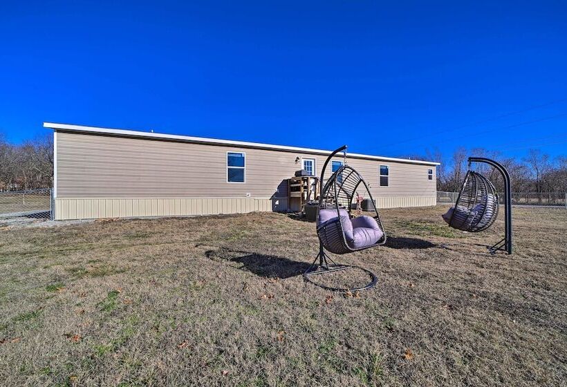 Bright Bernice Home W/ Yard, Close To Marinas!