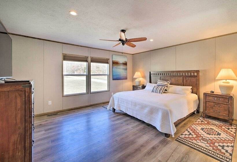 Bright Bernice Home W/ Yard, Close To Marinas!