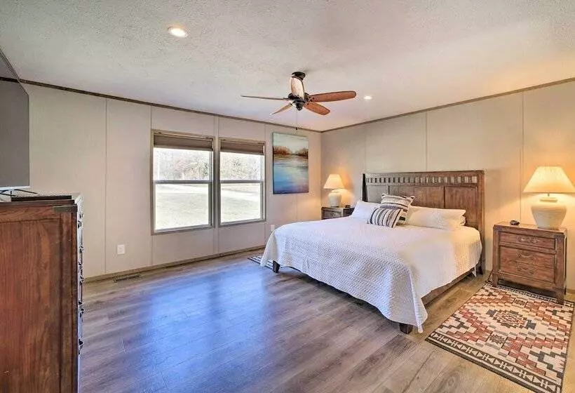 Bright Bernice Home W/ Yard, Close To Marinas!