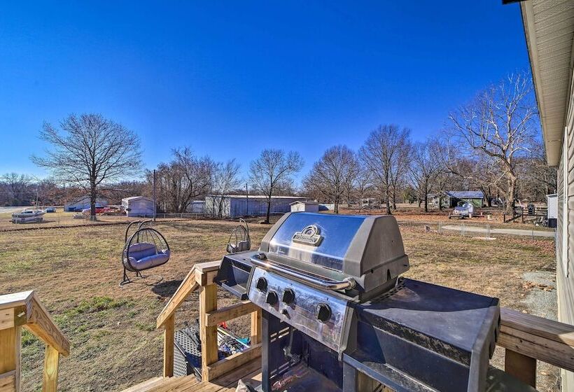 Bright Bernice Home W/ Yard, Close To Marinas!