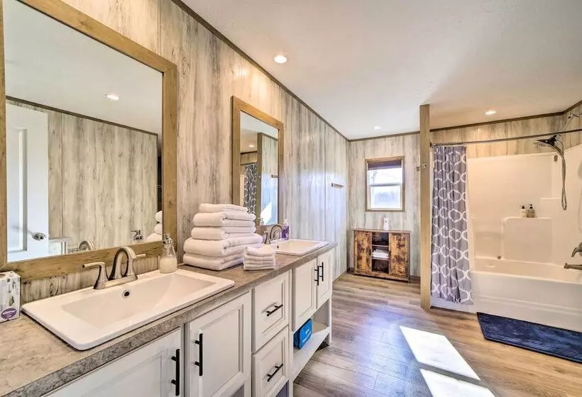 Bright Bernice Home W/ Yard, Close To Marinas!