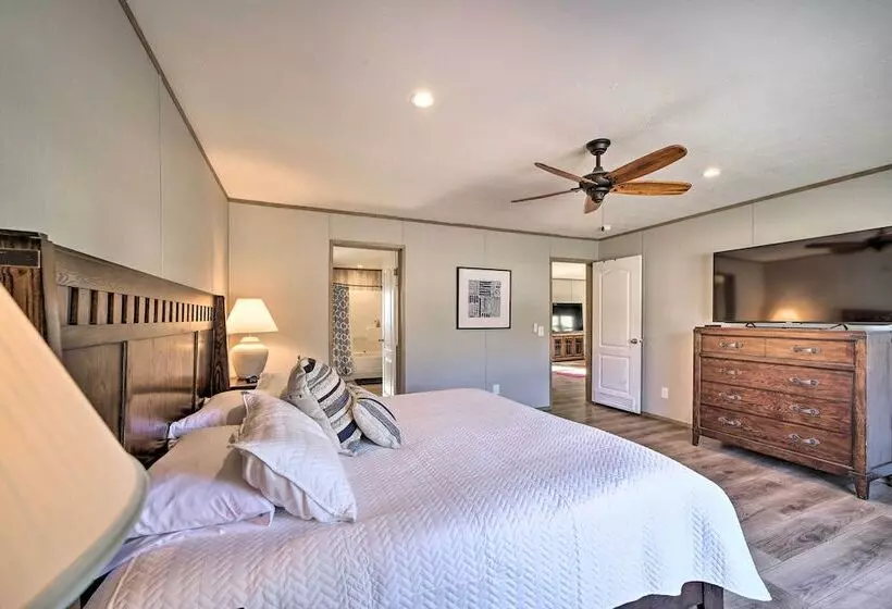 Bright Bernice Home W/ Yard, Close To Marinas!