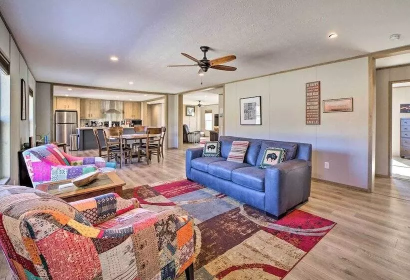 Bright Bernice Home W/ Yard, Close To Marinas!