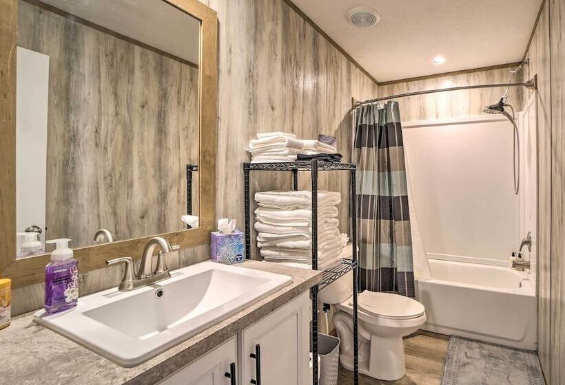 Bright Bernice Home W/ Yard, Close To Marinas!