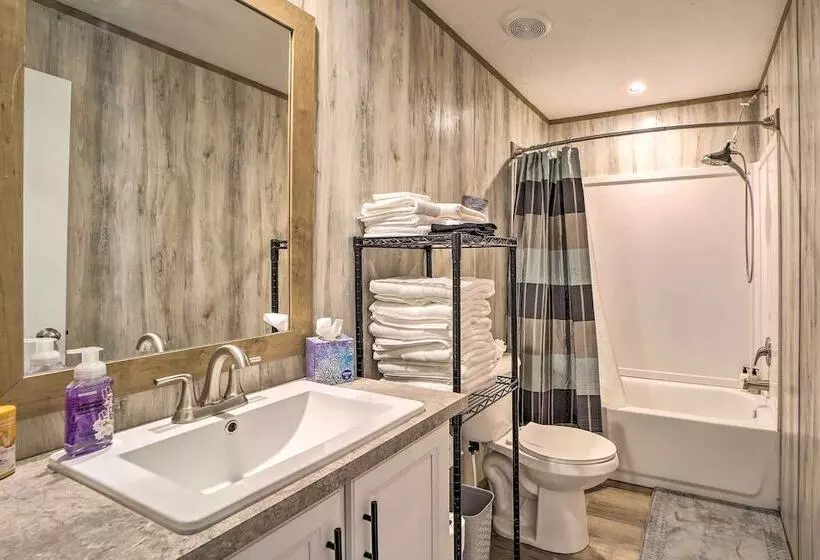 Bright Bernice Home W/ Yard, Close To Marinas!