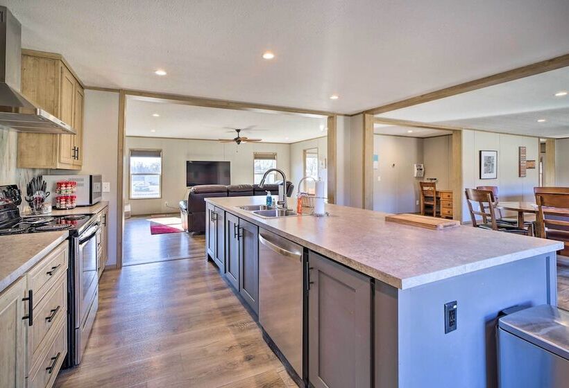 Bright Bernice Home W/ Yard, Close To Marinas!