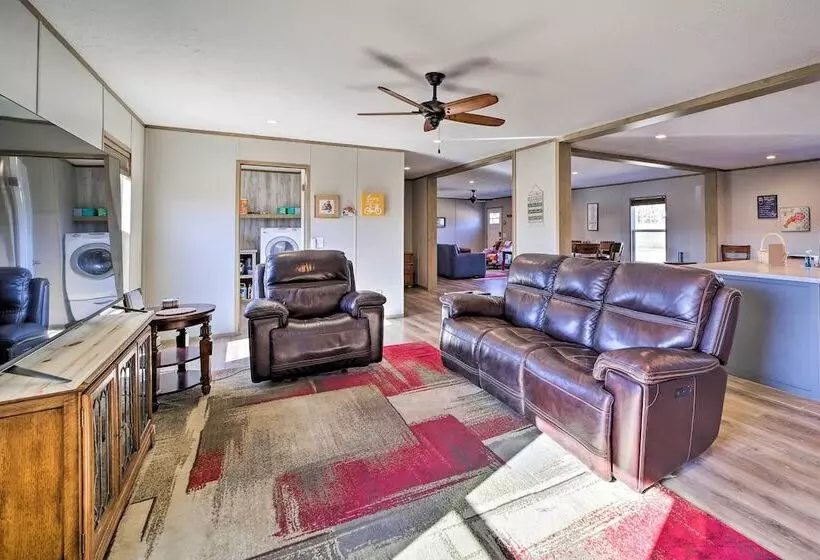 Bright Bernice Home W/ Yard, Close To Marinas!